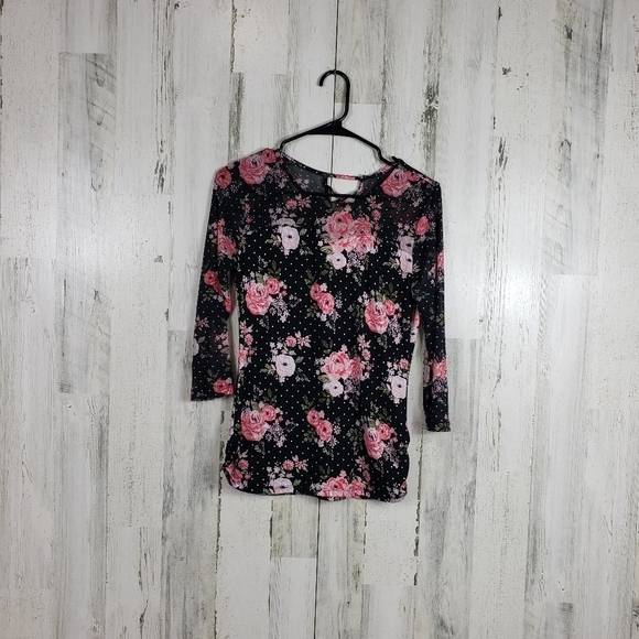 3/$15 Pretty flower top size medium - Picture 1 of 10
